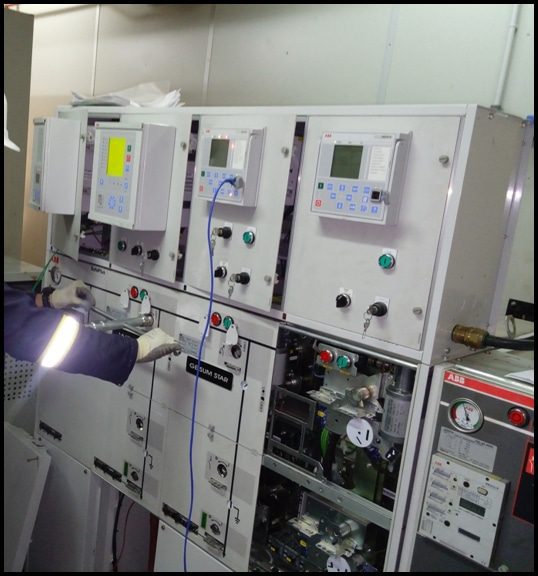 Medium voltage switchgear testing principles (mechanical tests)缩略图 Figure 1 Operator switching the switch-disconnector manually during site acceptance tests.